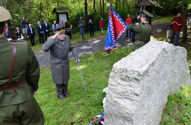 Kladení věnce k památníku